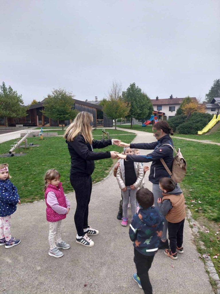 Srečanje s starši skupine Žabice v okviru projekta  medgeneracijskega povezovanja: Gibalne igre otroštva staršev