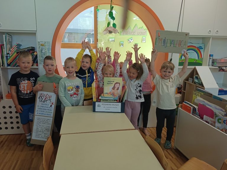 Knjižna izmenjava povezala Vrtec Ribnica in OŠ Ljubo Šercer