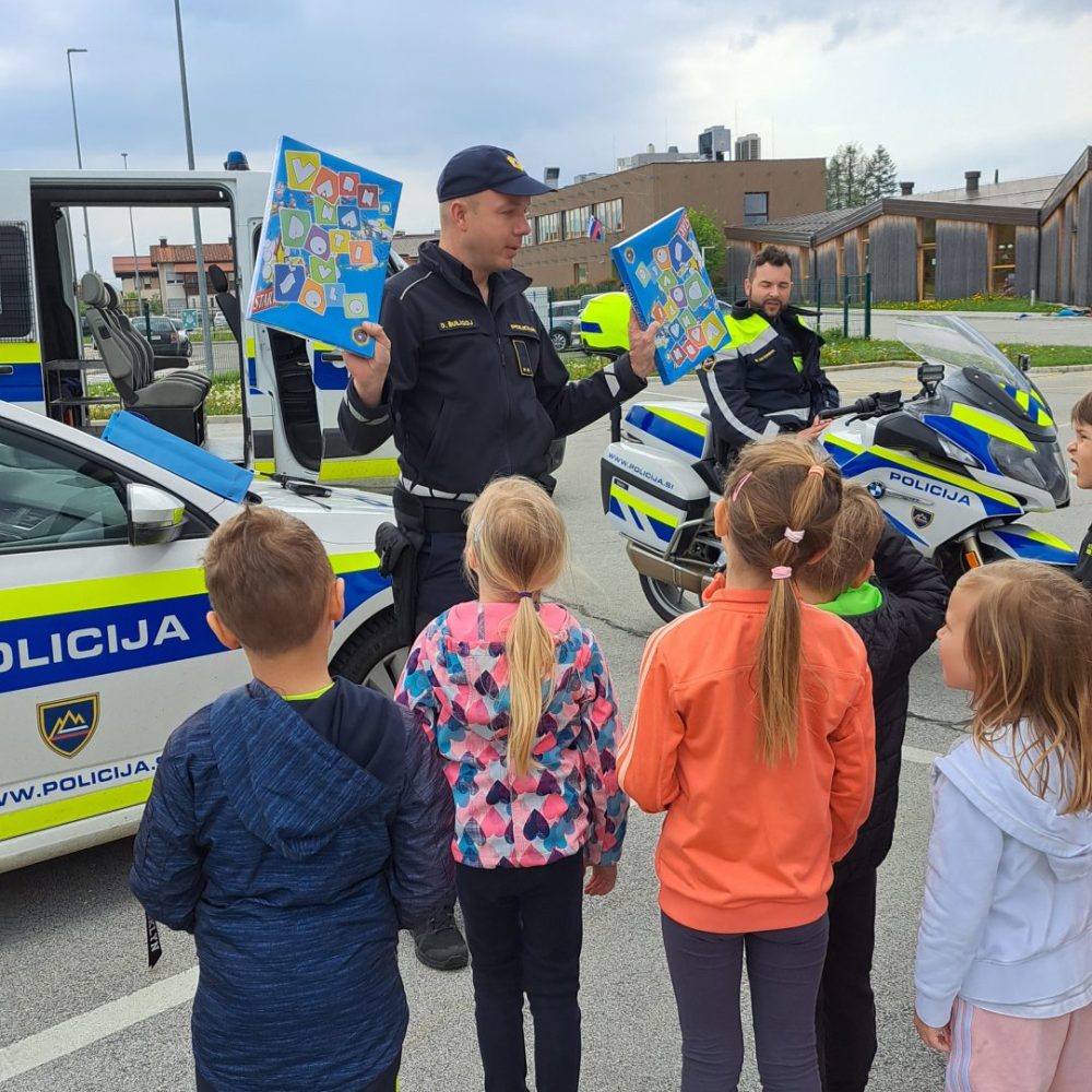 Obisk policistov v skupini Zajčki in Žabice