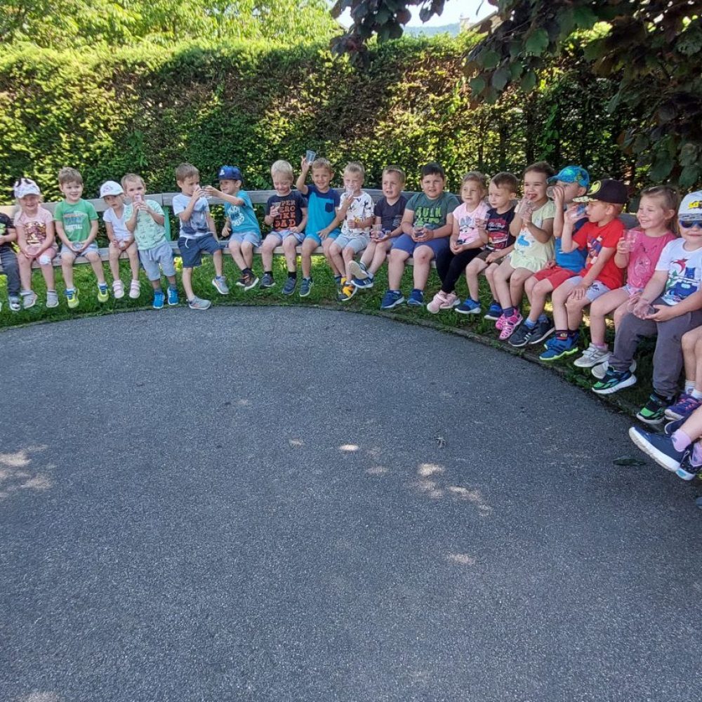 Otroci iz skupin račk in želvic tečejo sončkov tek