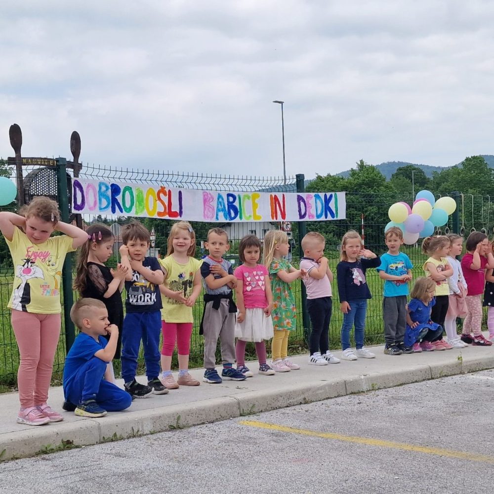 Babice in dedki na obisku v skupini Ovčke