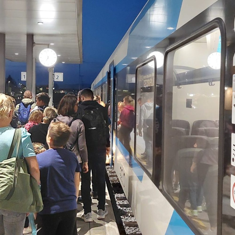 Mi se z vlakom peljemo in dobro voljo meljemo