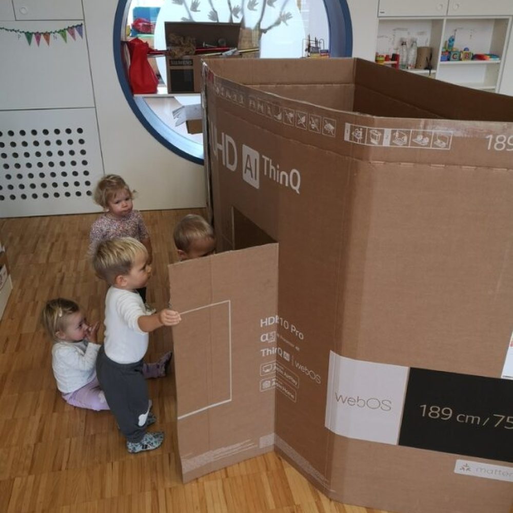 Kužki se igrajo z nestrukturiranim materialom