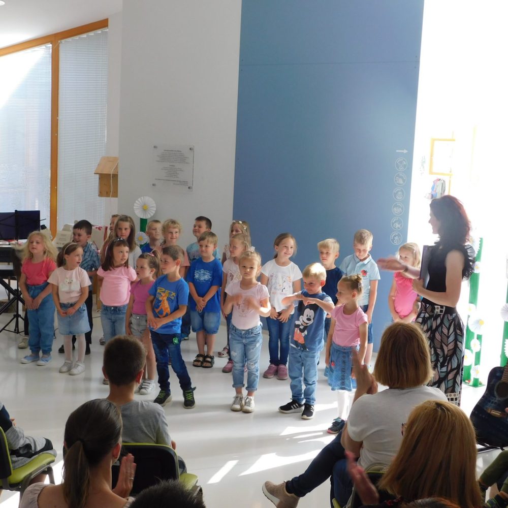 Nastop pevskega zbora pobarvanka