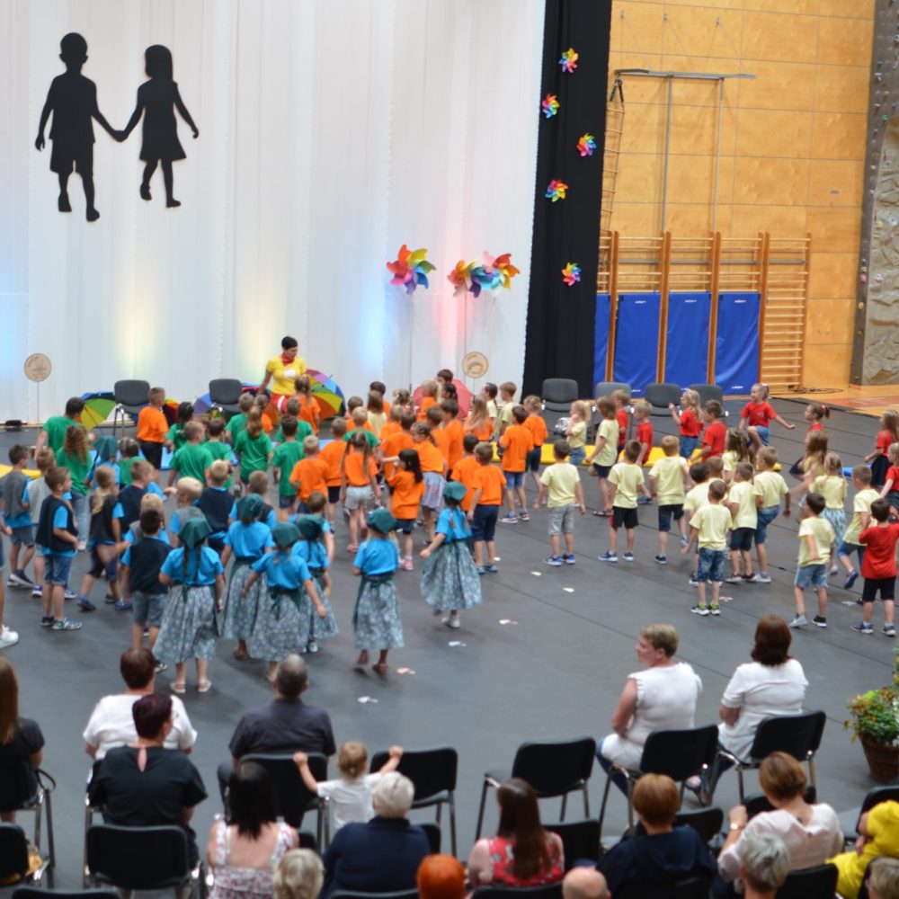 Zavrtimo vetrnico, naj vrti se z nami svet…