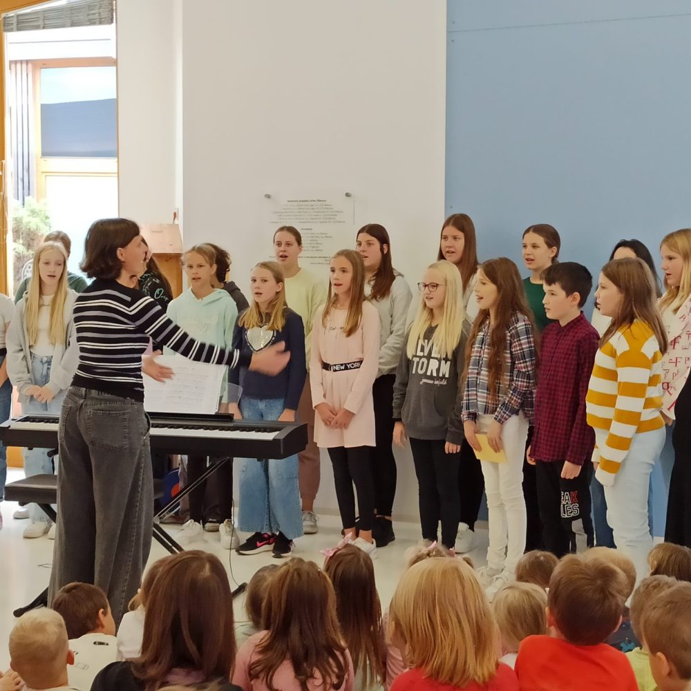 Osnovnošolci z nastopom obogatili naš dan v vrtcu