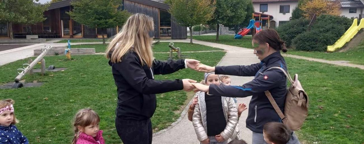 Srečanje s starši skupine Žabice v okviru projekta  medgeneracijskega povezovanja: Gibalne igre otroštva staršev