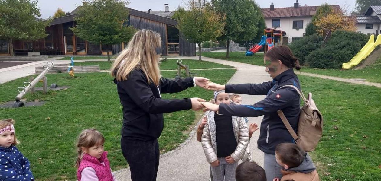 Srečanje s starši skupine Žabice v okviru projekta  medgeneracijskega povezovanja: Gibalne igre otroštva staršev