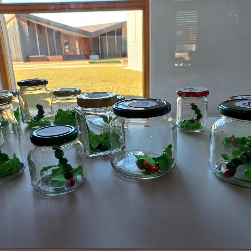 Zelo lačna gosenica pri račkah in želvicah