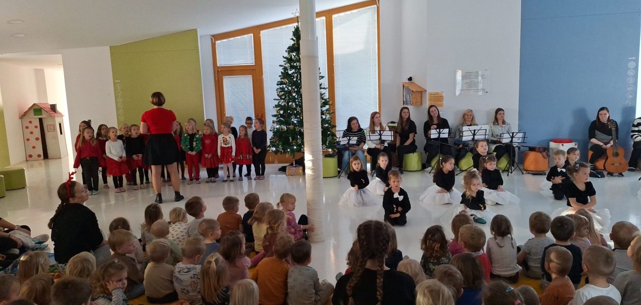 S pesmijo in plesom v praznični december