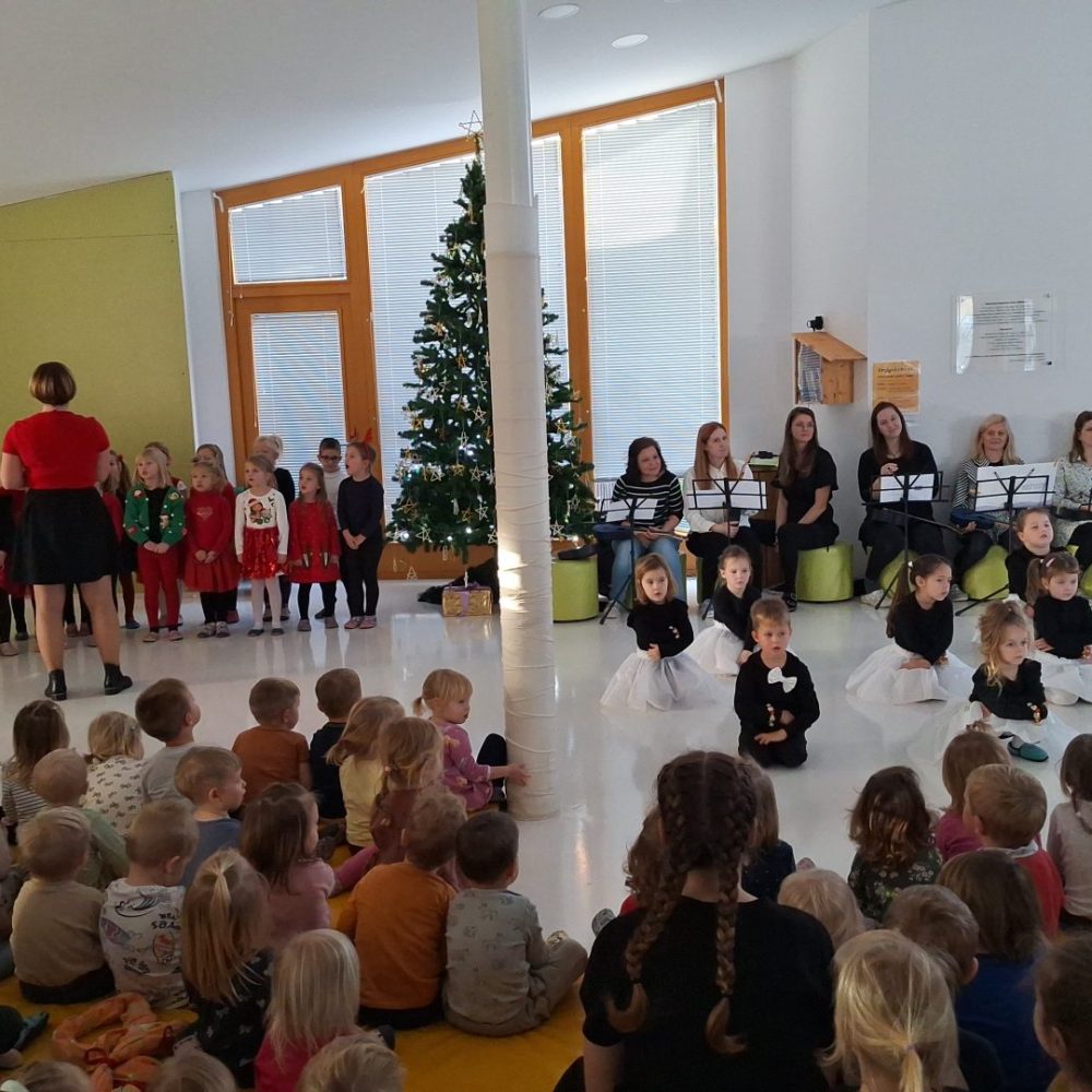 S pesmijo in plesom v praznični december