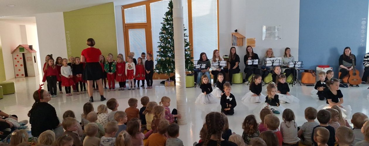 S pesmijo in plesom v praznični december