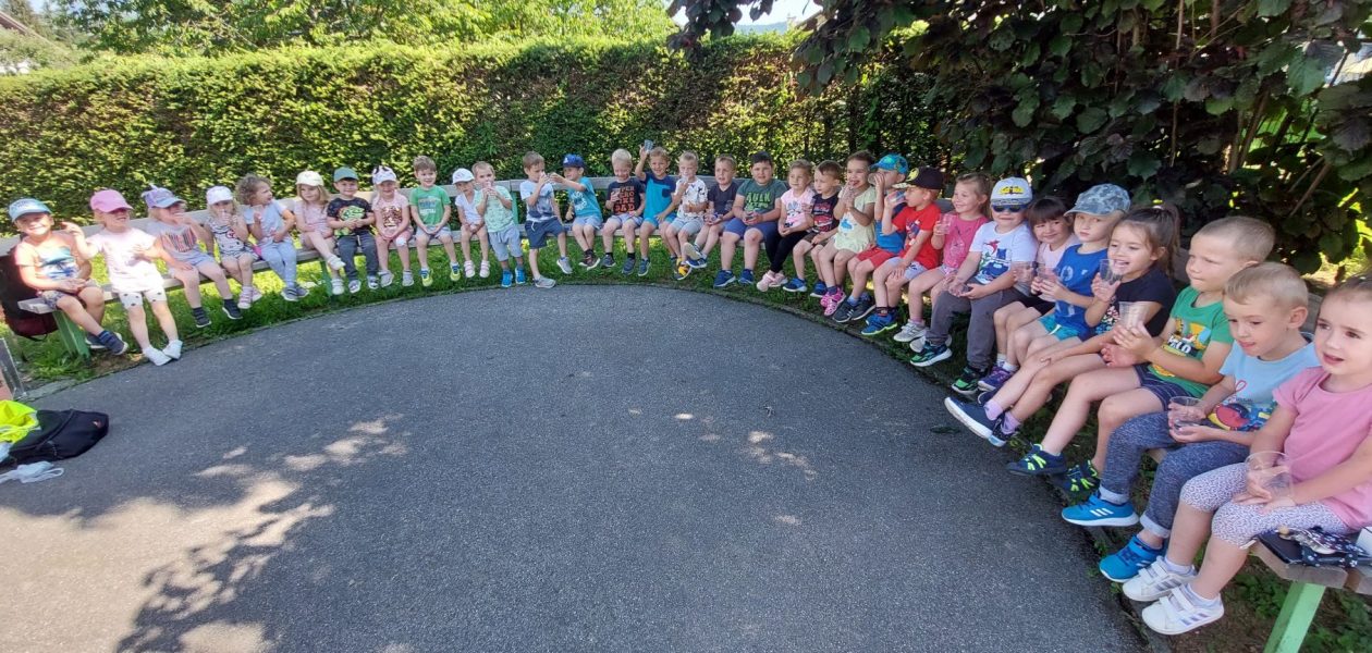 Otroci iz skupin račk in želvic tečejo sončkov tek