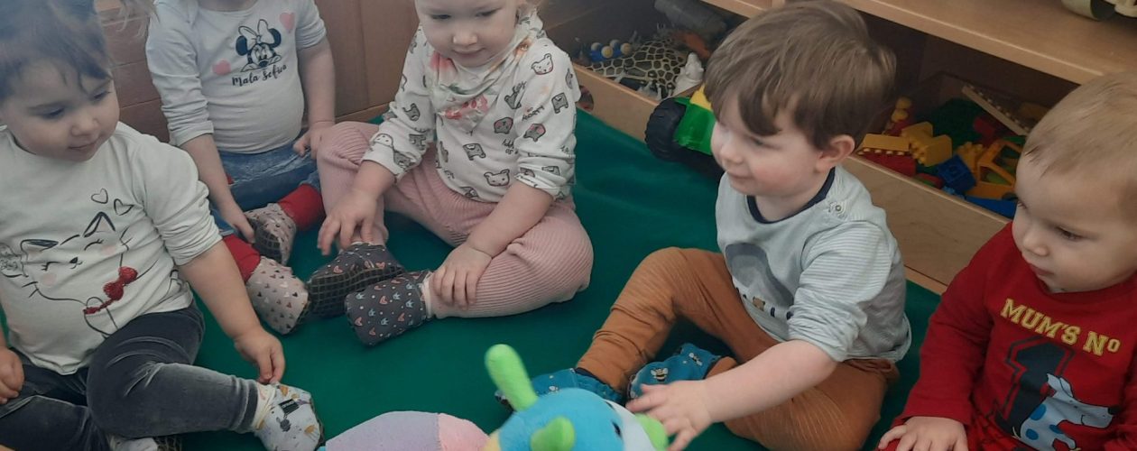 Zelo lačna gosenica v skupini Muce