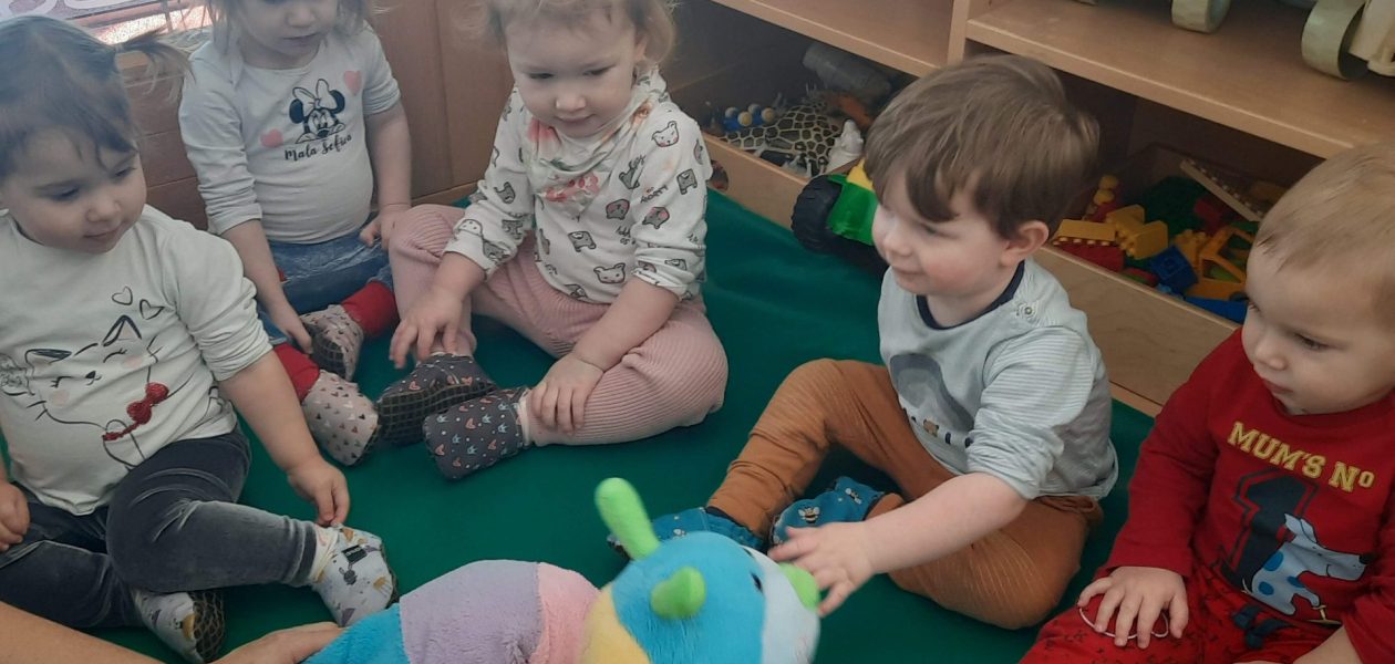 Zelo lačna gosenica v skupini Muce