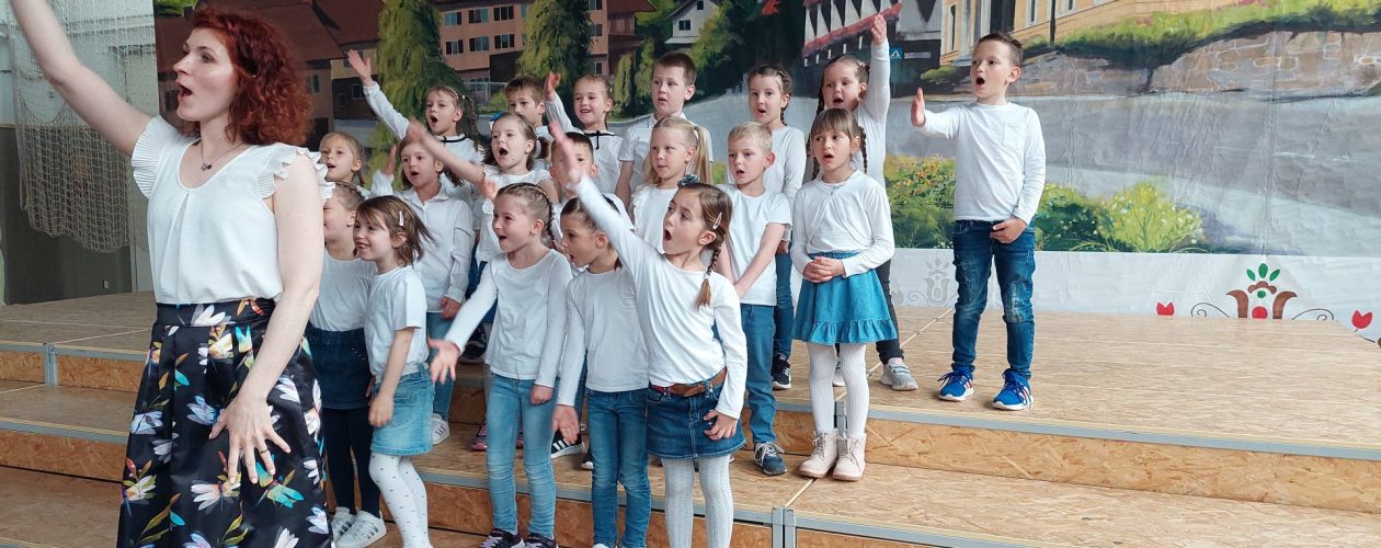 Nastop pevskega zbora pobarvanka