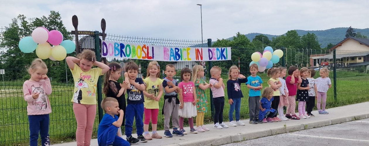 Babice in dedki na obisku v skupini Ovčke