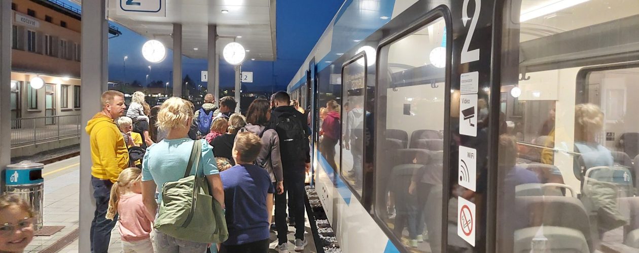 Mi se z vlakom peljemo in dobro voljo meljemo