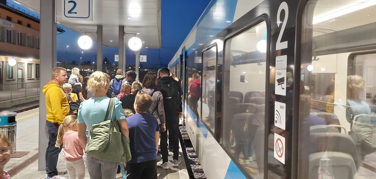 Mi se z vlakom peljemo in dobro voljo meljemo