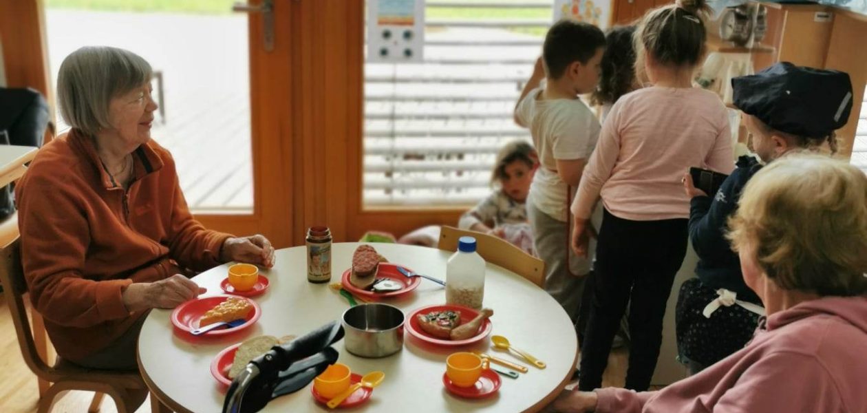 Starostniki na obisku v vrtcu Ribnica