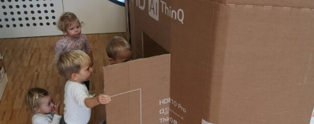 Kužki se igrajo z nestrukturiranim materialom