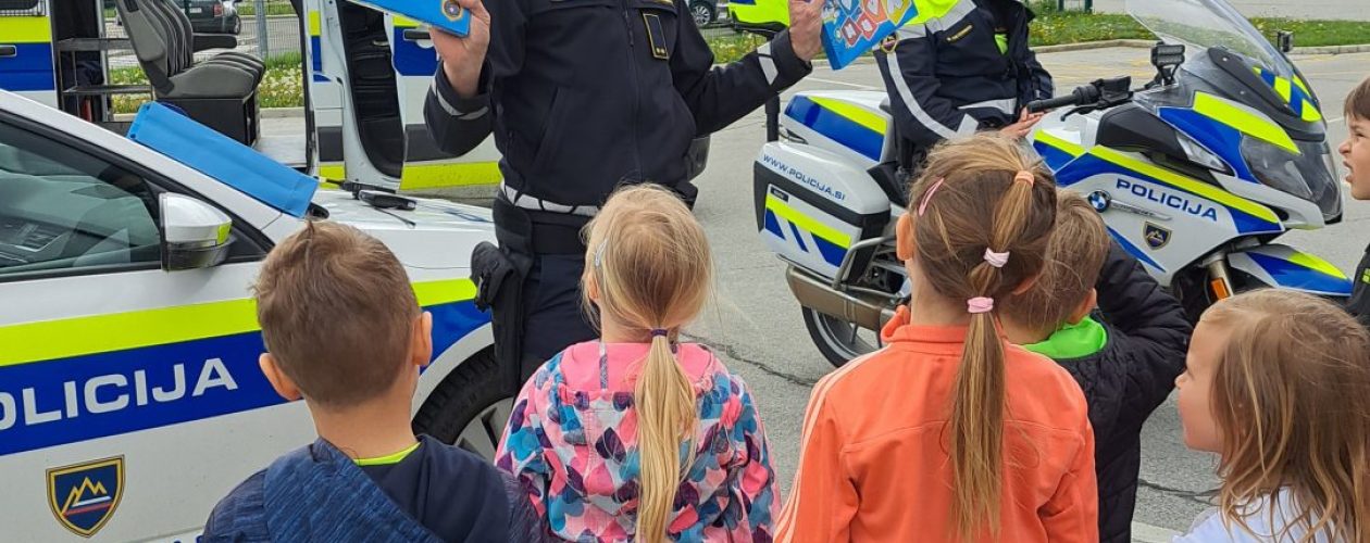 Obisk policistov v skupini Zajčki in Žabice