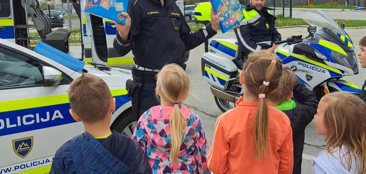 Obisk policistov v skupini Zajčki in Žabice