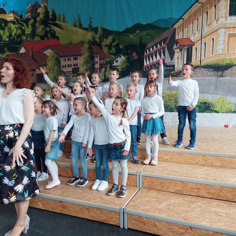 Nastop pevskega zbora pobarvanka