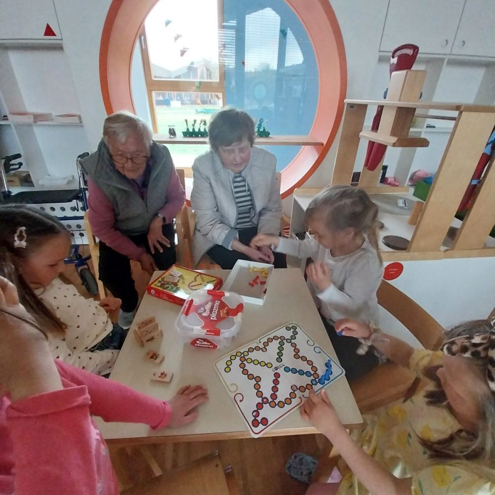 Najmlajši in najstarejši prijateljujemo