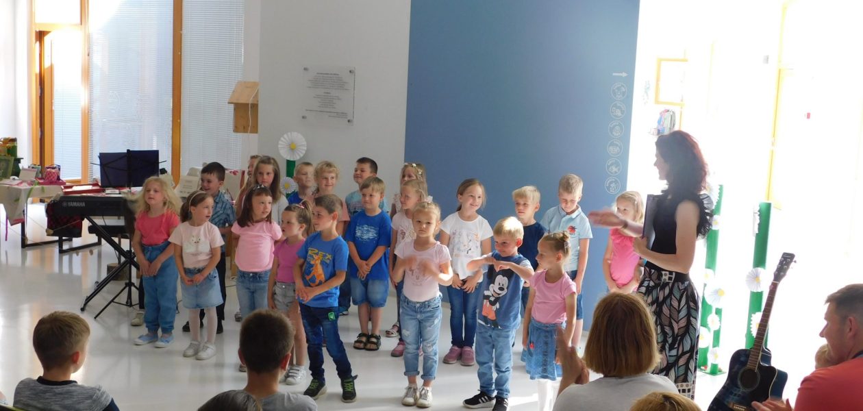 Nastop pevskega zbora pobarvanka