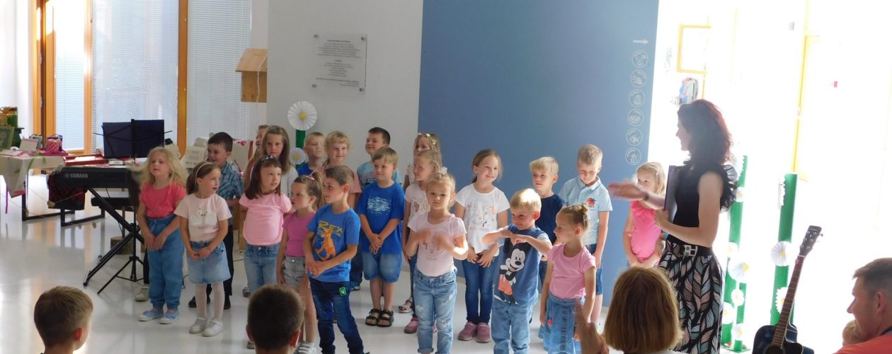 Nastop pevskega zbora pobarvanka