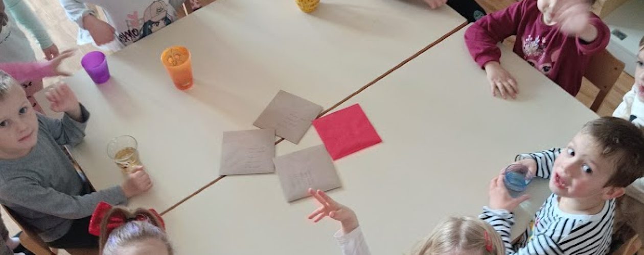 Praznično voščilo, ki je ogrelo srca, otroci skupine Ježki so razveselili šolarje