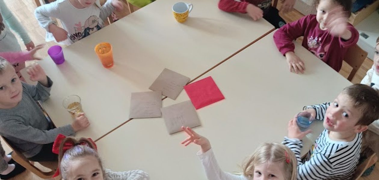Praznično voščilo, ki je ogrelo srca, otroci skupine Ježki so razveselili šolarje