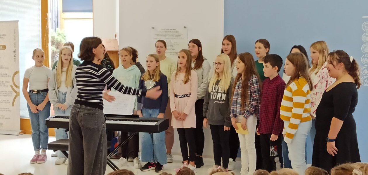 Osnovnošolci z nastopom obogatili naš dan v vrtcu