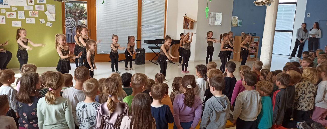 Pevsko-plesni nastop