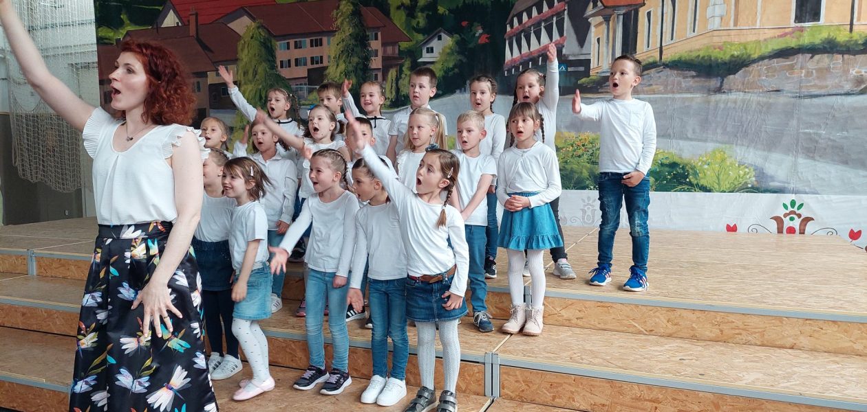 Nastop pevskega zbora pobarvanka