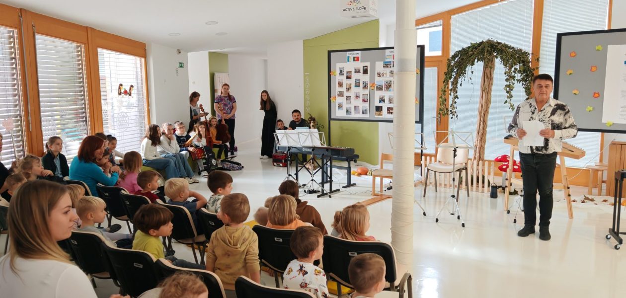 Obisk učencev Glasbene šole v vrtcu in obisk vrtčevskih otrok v Glasbeni šoli