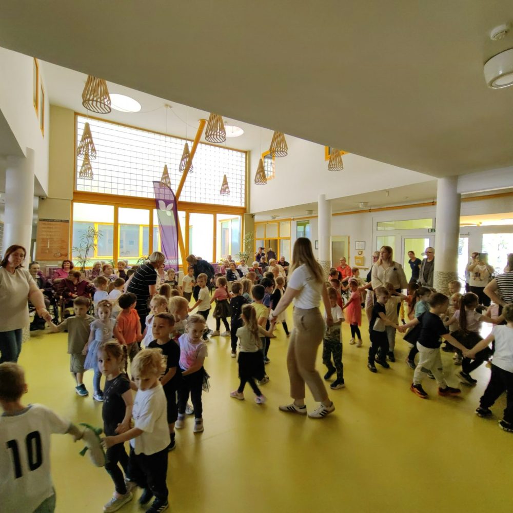 Vrtec Ribnica v sodelovanju z domom starejših občanov