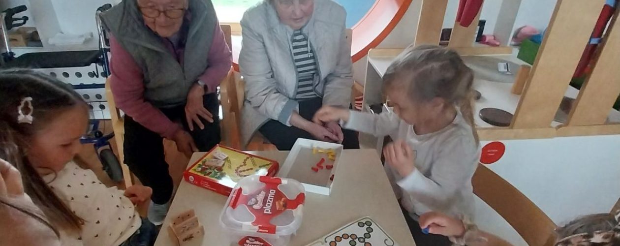 Najmlajši in najstarejši prijateljujemo
