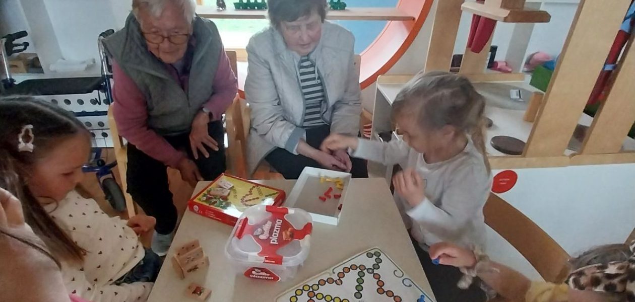Najmlajši in najstarejši prijateljujemo