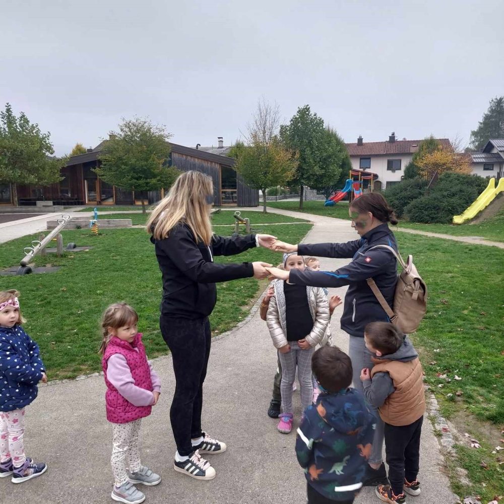 Srečanje s starši skupine Žabice v okviru projekta medgeneracijskega povezovanja: Gibalne igre otroštva staršev