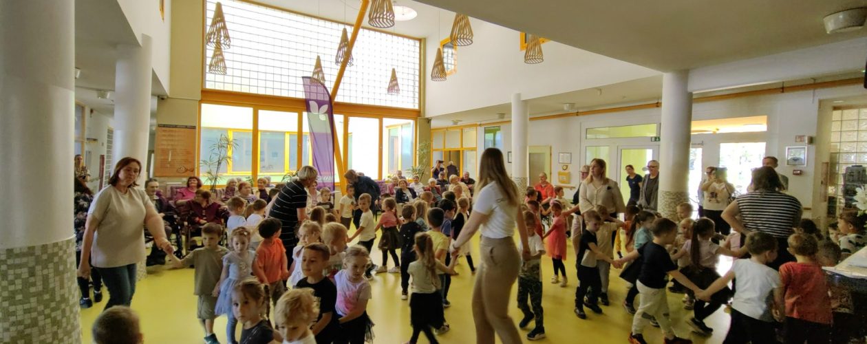 Vrtec Ribnica v sodelovanju z domom starejših občanov