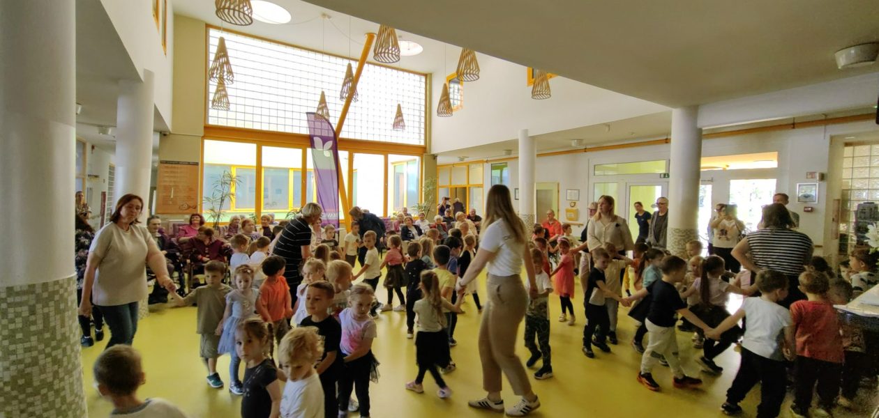 Vrtec Ribnica v sodelovanju z domom starejših občanov