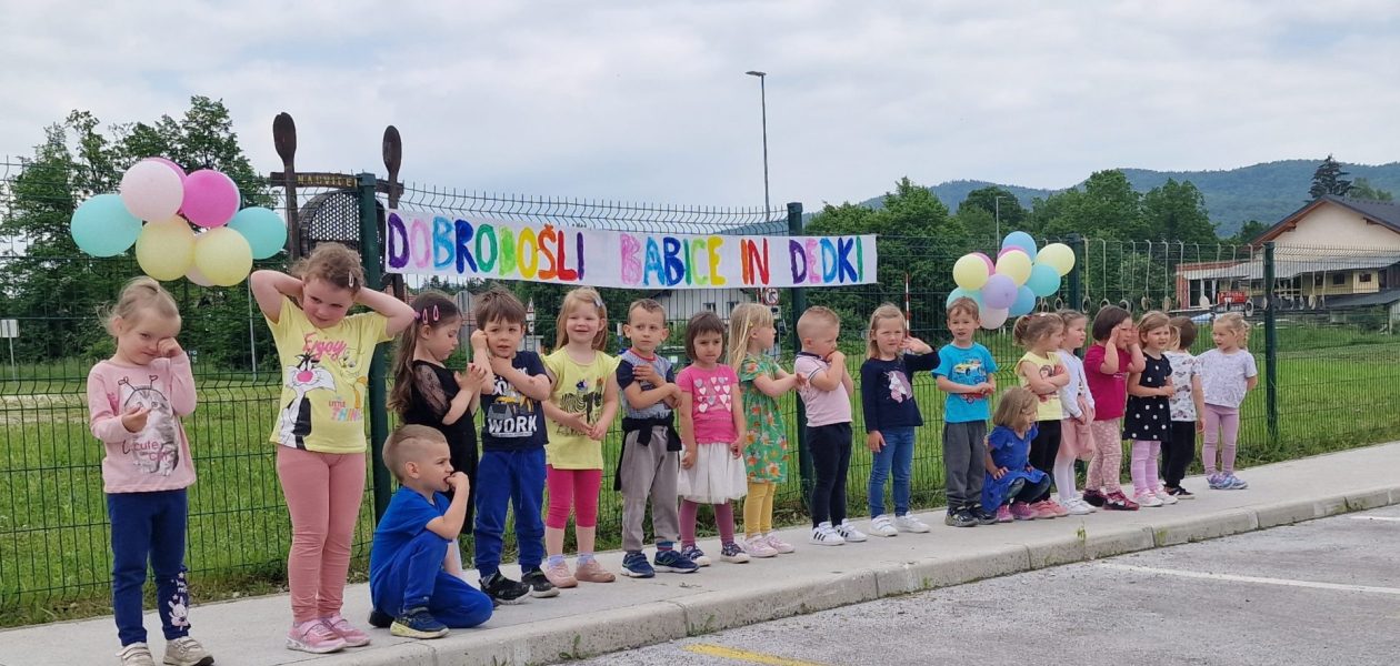 Babice in dedki na obisku v skupini Ovčke